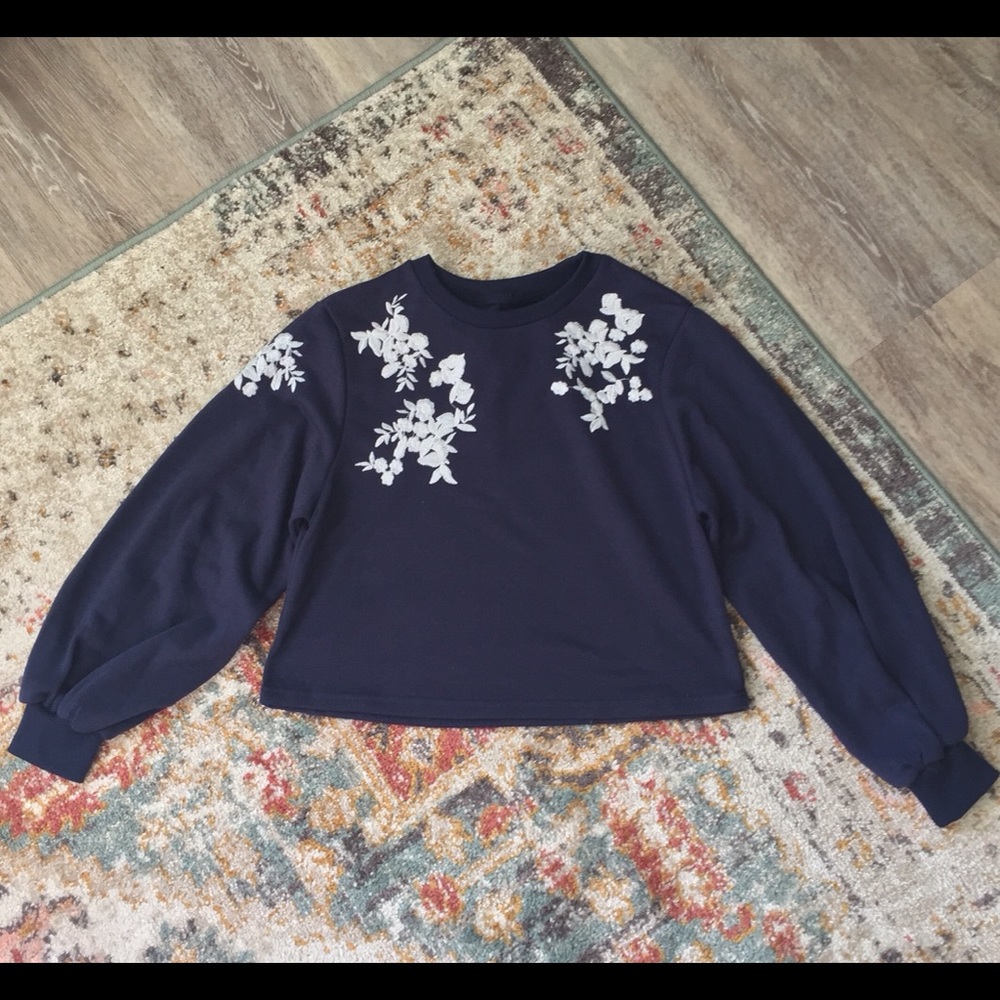 Navy crewneck sweatshirt with bell sleeve and embroidery
